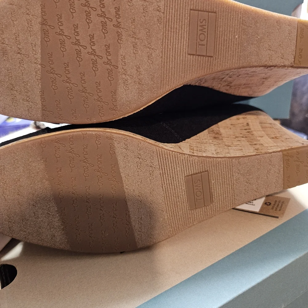 TOMS CLASSIC WEDGE BLACK: NEW IN BOX: SIZE 12
